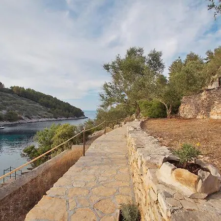 Feriehus Stone House Mia - Two Bedroom Stone House With Terrace And Sea View Vela Luka