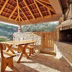 Дом отдыха Stone House Mia - Two Bedroom Stone House With Terrace And Sea View Вела-Лука
