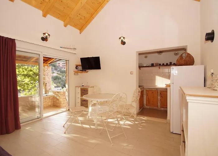 Stone House Mia - Two Bedroom Stone House With Terrace And Sea View Vela Luka